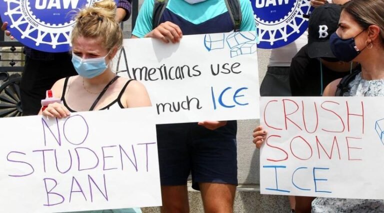 Donald Trump da un paso atrás y decide no suspender visas de estudiantes extranjeros