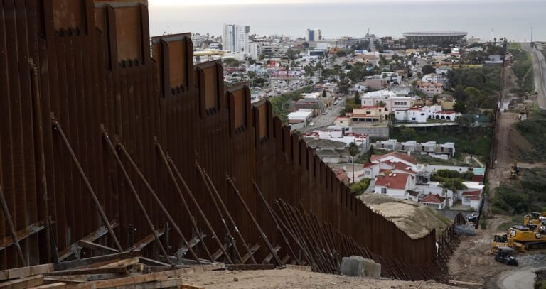 Donald Trump desafía al Congreso y promete en Texas “terminar” el muro con México