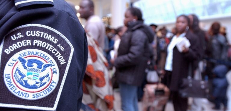 Publican nueva regla sobre revisión de redes sociales de extranjeros que viajan a EEUU