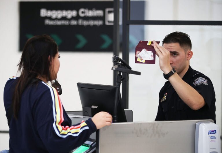 Estos son los inmigrantes que no se verán afectados por la regla de carga pública si usan beneficios del Gobierno
