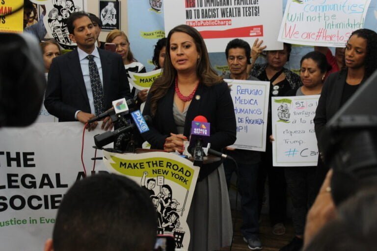 Inmigrantes de NY demandan a gobierno de Trump para detener regla de “carga pública”