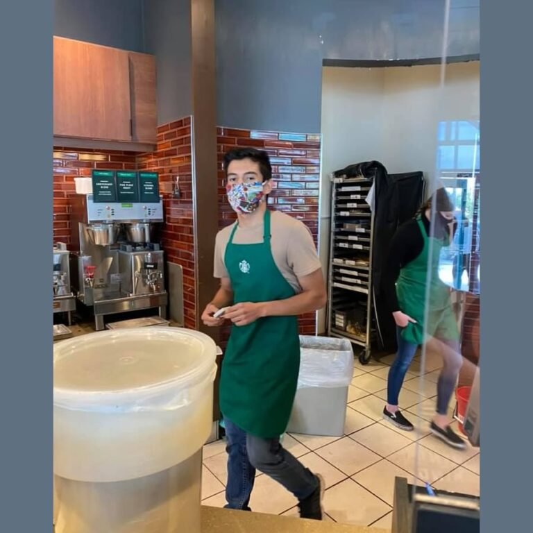 Barista niega servicio a mujer que rechazaba usar cubrebocas y recibe 90 mil dólares de propina