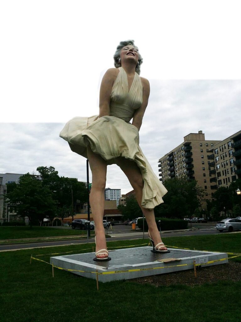 Gigantesca escultura de Marilyn Monroe causa sensación