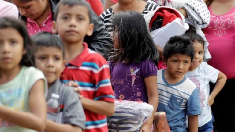 Juez exige al Gobierno de Trump reunificar  familias migrantes en 30 días
