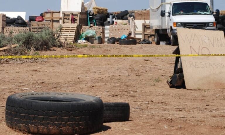 Descubren campamento que enseñaba a los niños a tirotear en colegios