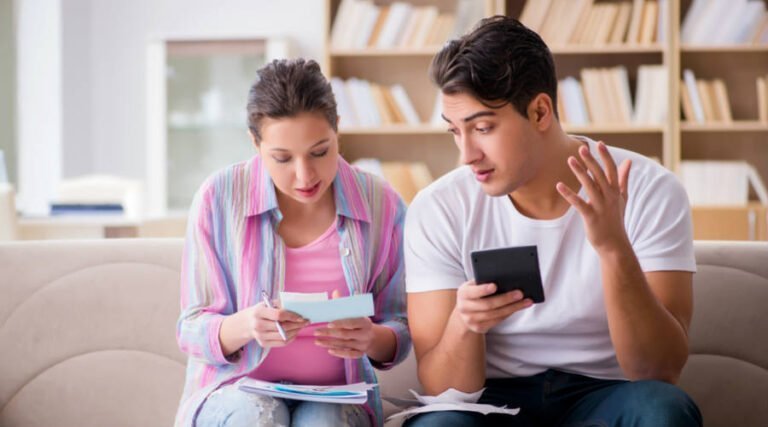 Cómo las familias pueden obtener ayuda si sus ingresos son bajos o no tienen empleo