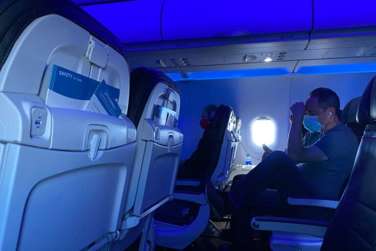¿Cuál es el riesgo de contagiarse de coronavirus en un avión?