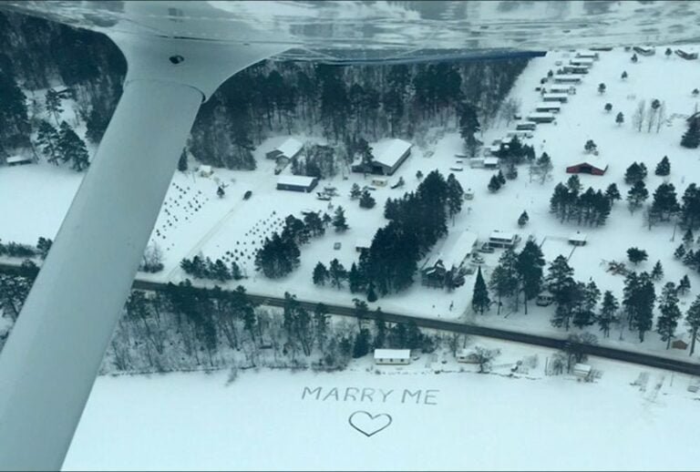 La propuesta original de matrimonio en un lago congelado