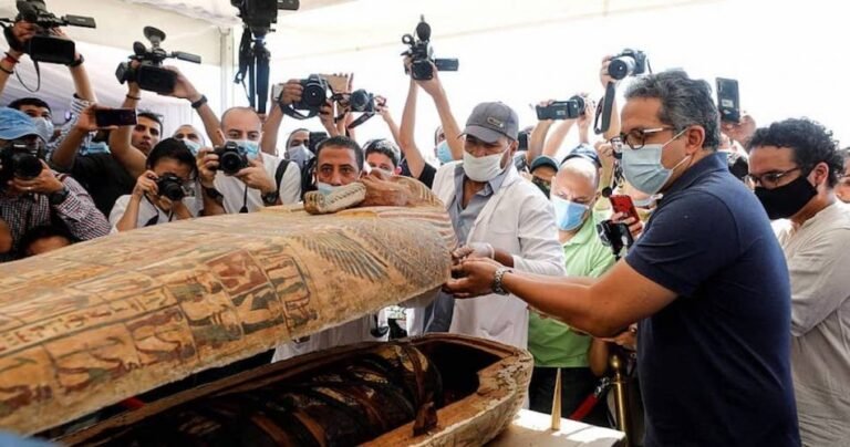 Abren sarcófago del Antiguo Egipto por primera vez en 2 mil 500 años, hallaron 59 ataúdes intactos