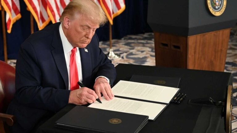 Ayuda por COVID-19: Trump firma segundo paquete de estímulo económico