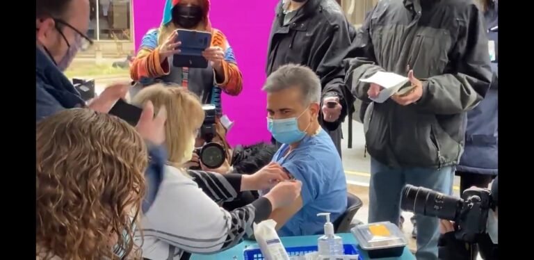 Ajay Kumar, primera persona de CT en recibir la vacuna contra COVID-19