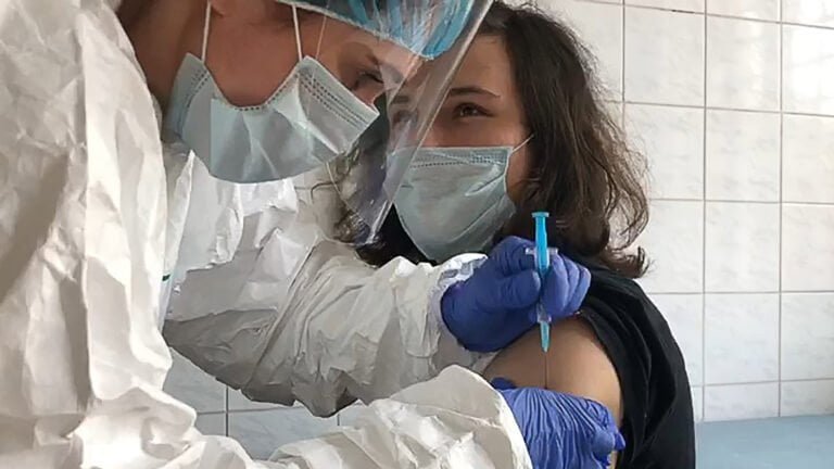 Alrededor de 40 mil vacunas contra el COVID-19 podrían distribuirse en CT este mes