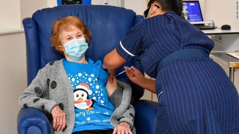 Los primeros británicos reciben la vacuna contra el COVID-19, un momento histórico en la pandemia