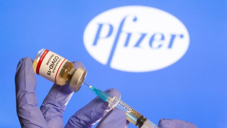 Cómo funciona la vacuna de Pfizer, de qué tipo es y qué efectos secundarios se conocen hasta el momento