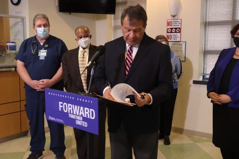 Ejecutivo de Westchester firma presupuesto operativo para 2021