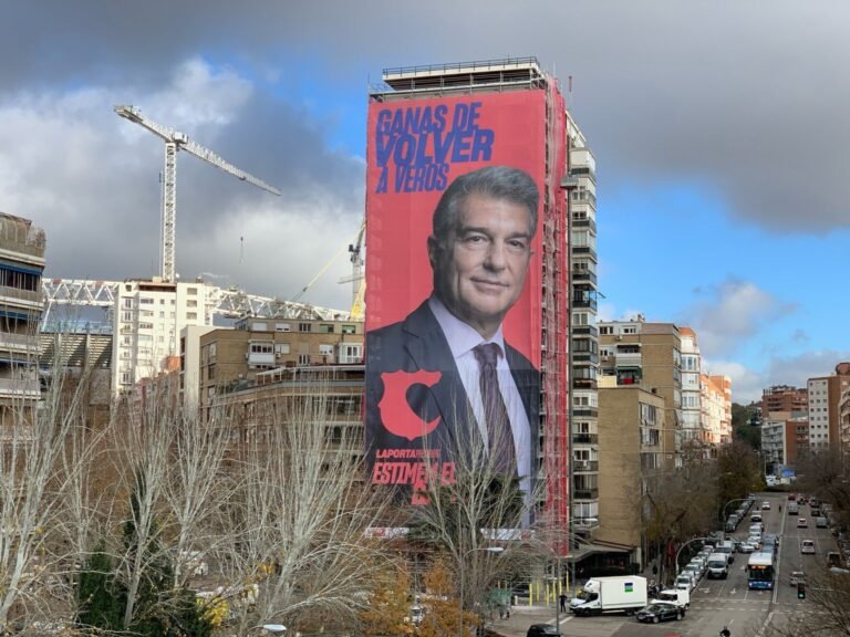 Laporta cuelga una pancarta cerca del Bernabéu: “Ganas de volver a veros”