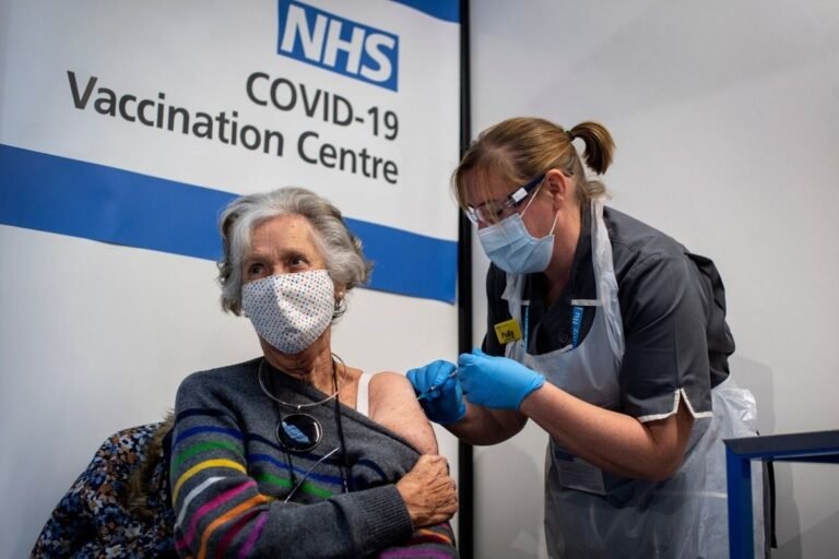 Según los CDC: Estos son posibles efectos secundarios de una nueva vacuna contra el COVID-19