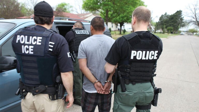 Firman ley que prohíbe arrestos del ICE en cortes de NY