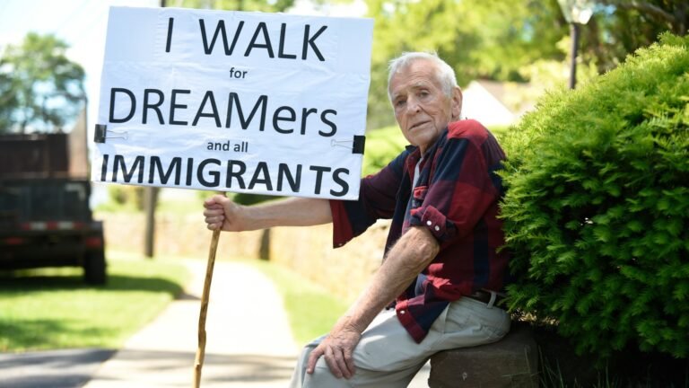 Hombre de 81 años ha estado defendiendo los derechos de los inmigrantes durante mil días seguidos