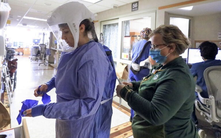 INFORME ESPECIAL EEUU establece récord en hospitalizaciones y muertes por COVID-19