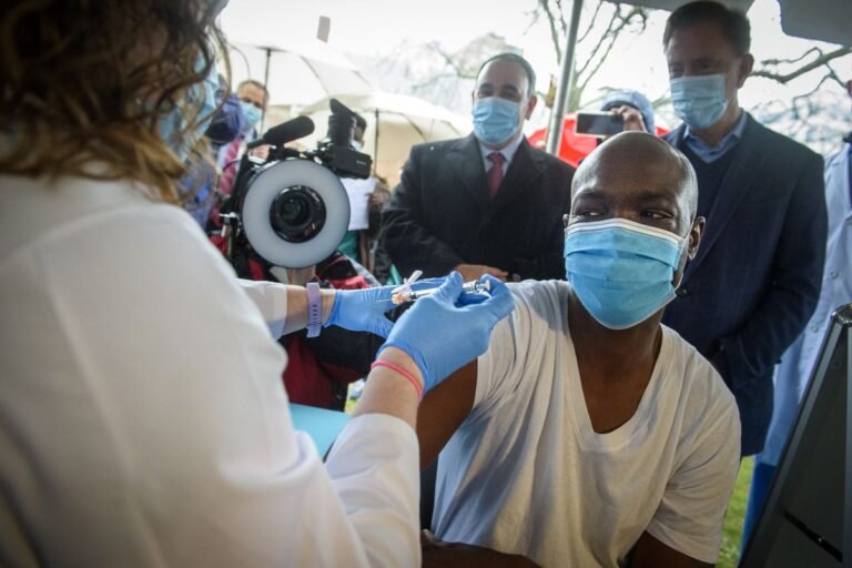 Llegan primeras vacunas contra COVID-19 a Hospital de Hartford