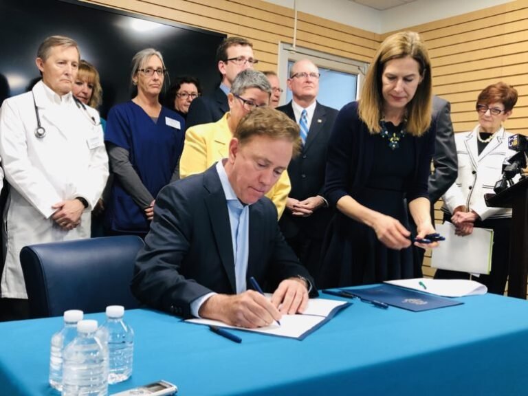 Orden ejecutiva amplía proveedores de atención médica que pueden administrar vacuna contra el COVID-19