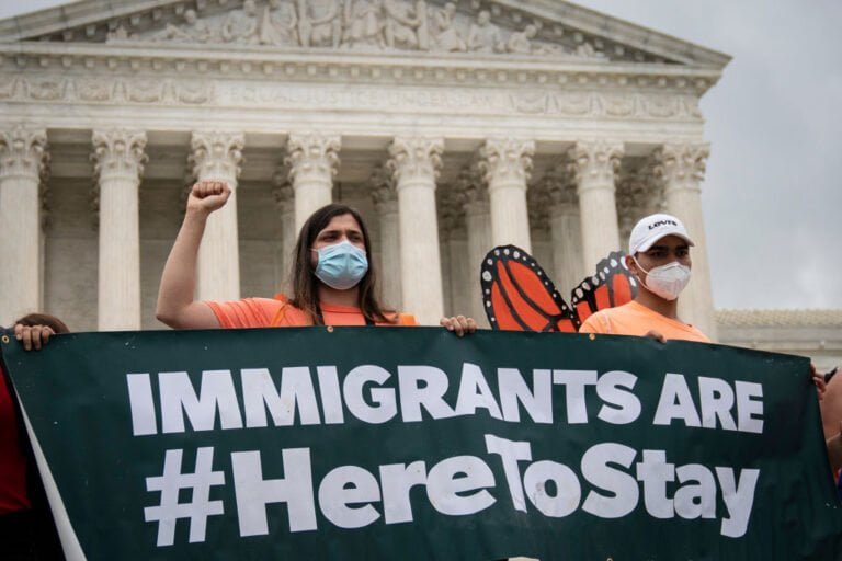 Restauran por completo protecciones de DACA para jóvenes inmigrantes