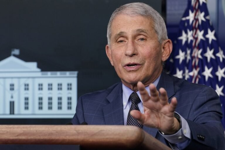Anthony Fauci cuestionó la aprobación de la vacuna de Pfizer en el Reino Unido