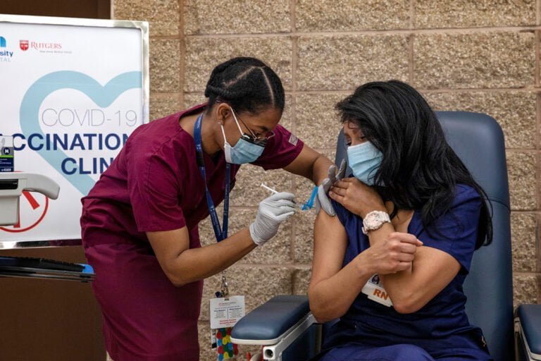 La pandemia de COVID-19 está devastando a los profesionales de salud de color