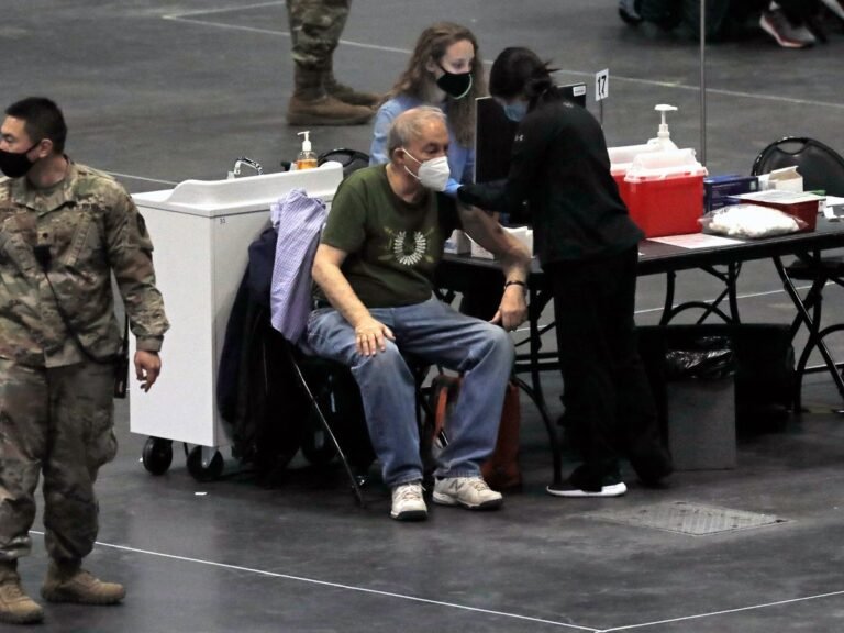 Ciudad de NY se queda sin vacunas y detiene su macrooperación de vacunación