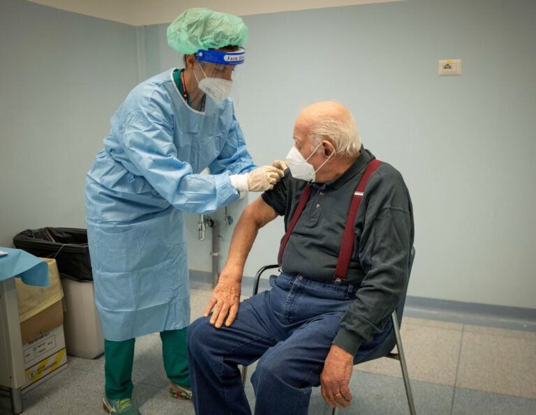 Comienzan a vacunar a adultos mayores de 75 años contra el COVID-19