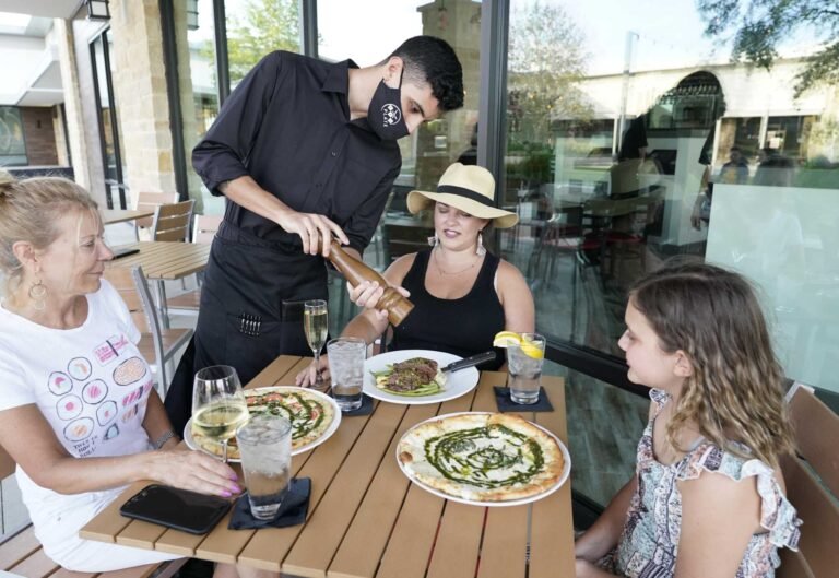 Datos sobre propagación del COVID-19 en los restaurantes provocan controversia