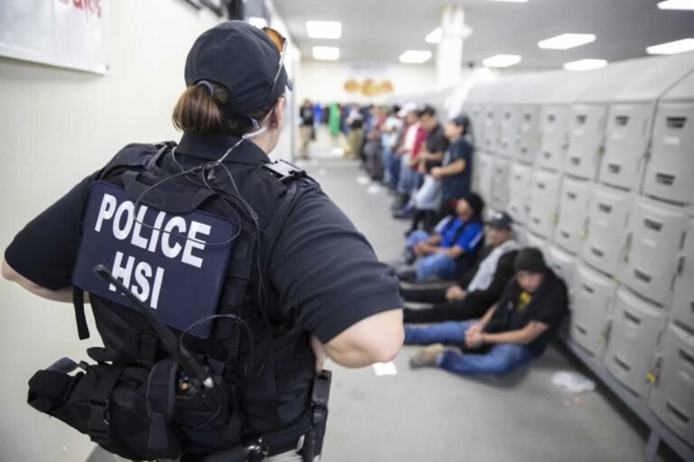 Defensores demandan a agencia federal por retención de registros en casos de inmigración