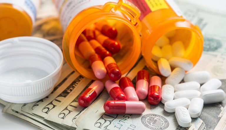 Gobernador anuncia investigaciones sobre alza de precios de medicamentos recetados relacionados con la pandemia de COVID-19
