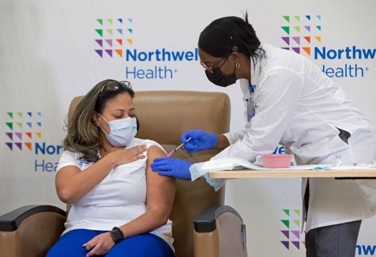 Instan a trabajadores de la salud que se inscriban para recibir vacuna contra COVID-19