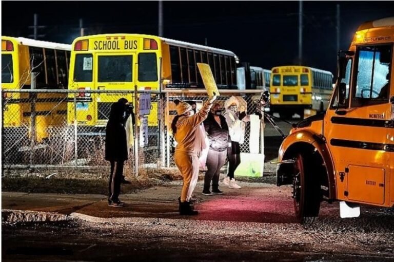 Padres de familia exigen mejor limpieza de autobuses escolares con desinfectantes