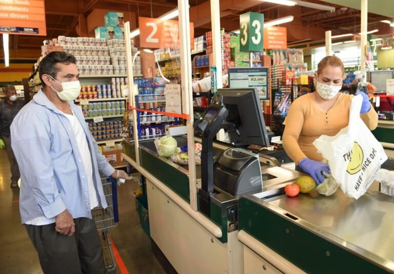 Piden que próxima fase de vacunación incluya a presos, maestros y trabajadores de tiendas de comestibles