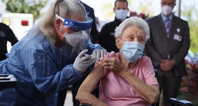 Registro de la vacuna contra el COVID-19 comienza esta semana para adultos mayores de 75 años