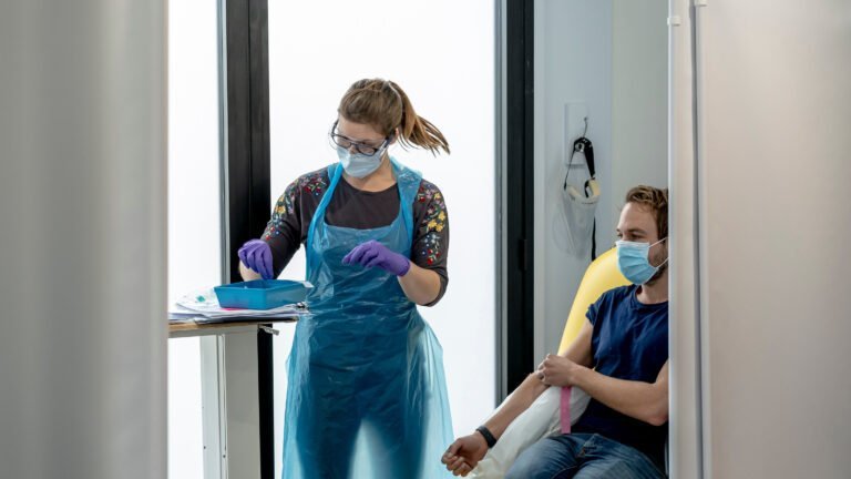 Reservas de vacunas contra el COVID-19 se agotan a medida que se expande nueva variante del virus