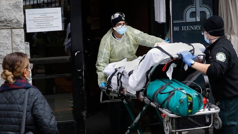Se subestimó el número de muertes en hogares de ancianos durante pandemia, asegura Fiscal General