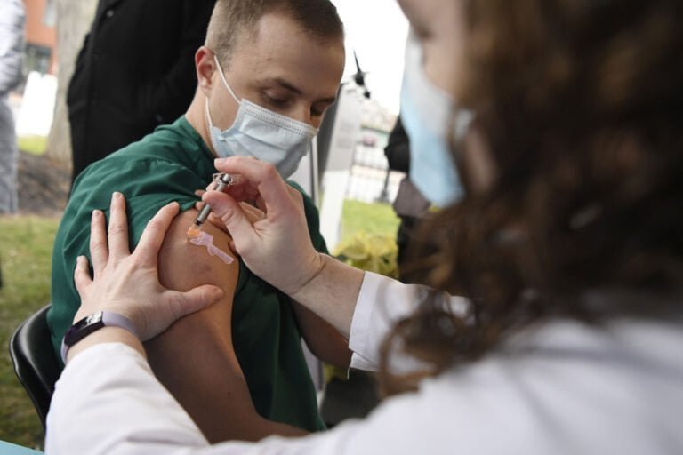 Trabajadores de la salud reciben segunda dosis de la vacuna contra el COVID-19