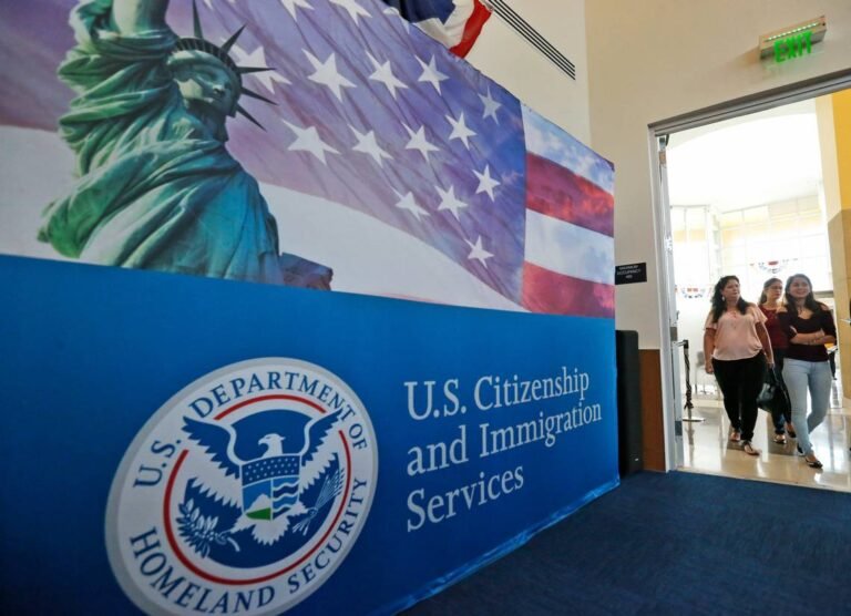 USCIS reemplazará el sello adhesivo que extiende validez de las tarjetas de residente permanente