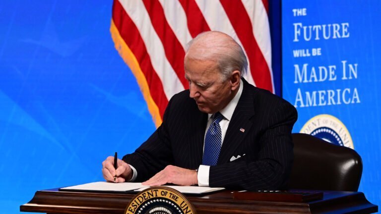 Biden ordena reabrir las inscripciones a Obamacare y fortalecer Medicaid