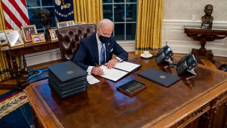 Biden revoca prohibición de visas de trabajo para inmigrantes