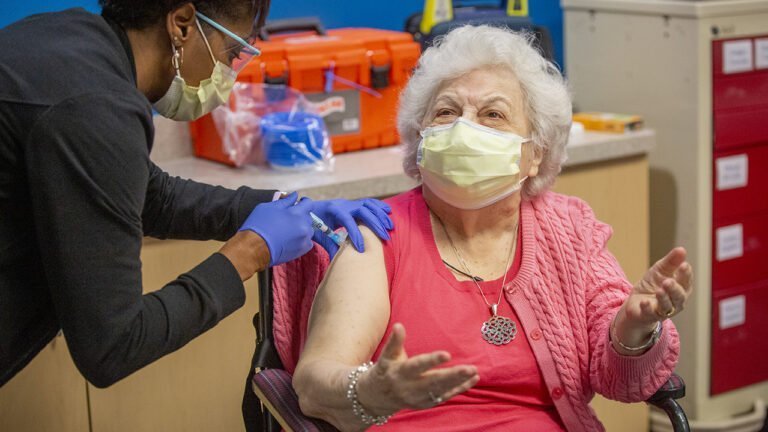 Adultos mayores de 65 a 74 años pueden comenzar a programar citas de vacunación