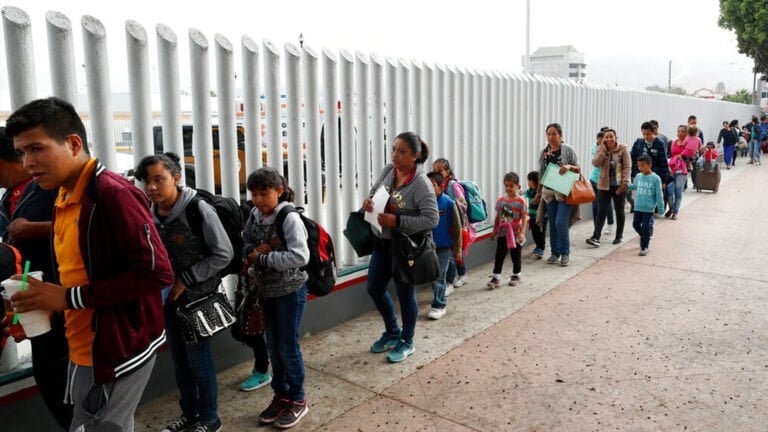 Biden ordena revisar políticas de inmigración de Trump