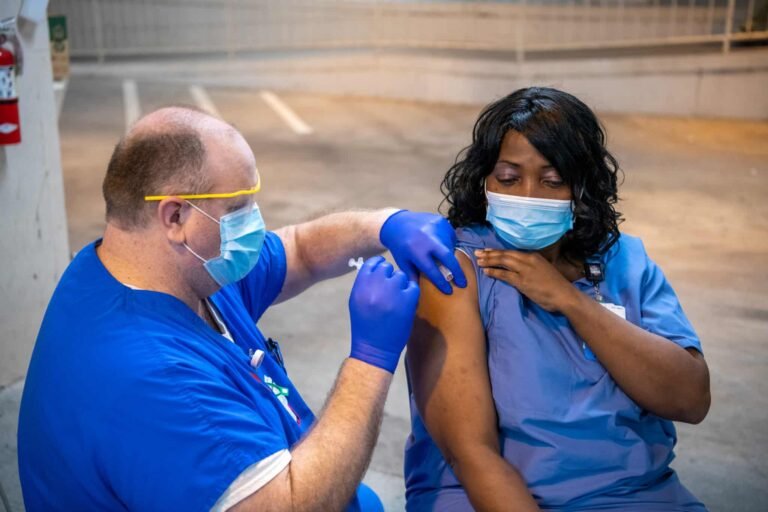 Debaten si los asistentes médicos pueden inyectar la vacuna contra el COVID-19