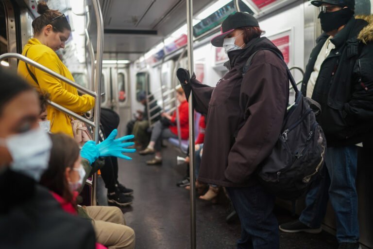 Entra en vigencia orden de agencia federal que obliga a usar máscara en transportes público