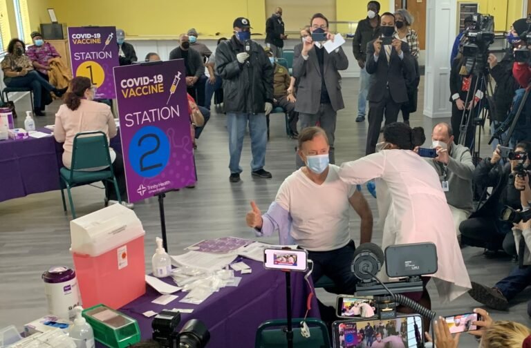 Gobernador recibe vacuna contra COVID-19