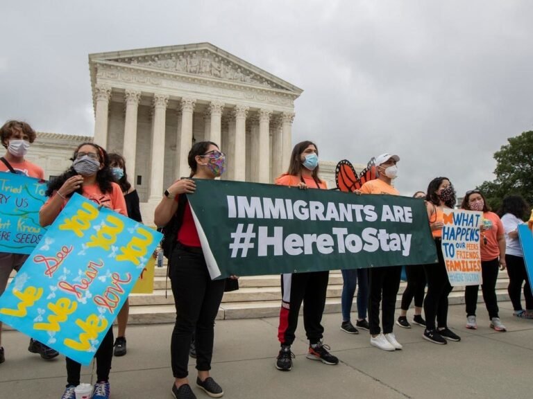 Grupo ayuda a Dreamers a pagar tarifas de DACA